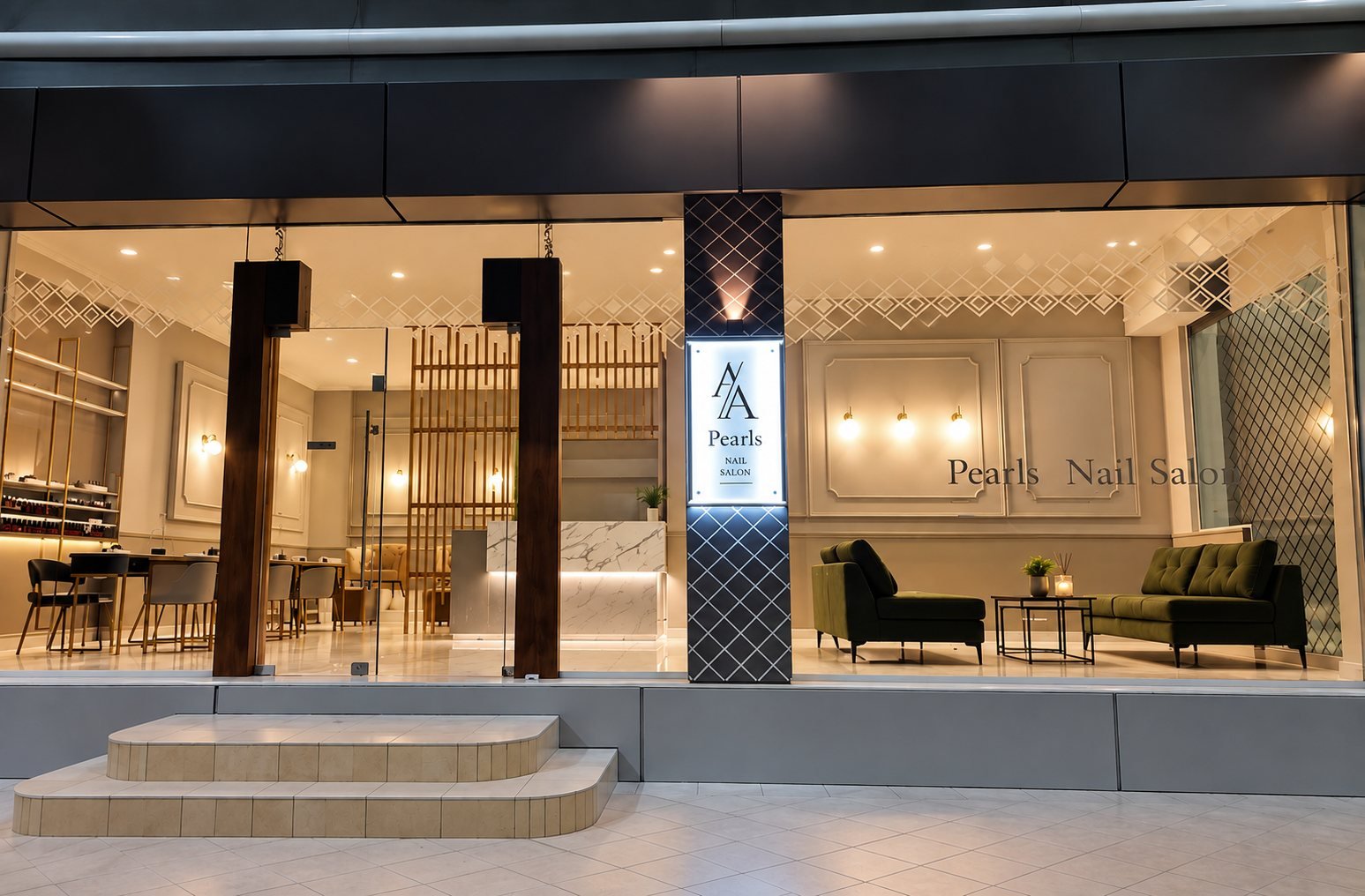 Η πρόσοψη του Pearls Nail Salon το βράδυ, με το φωτισμένο λογότυπο και το σαλόνι αναμονής